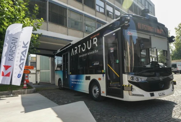 Un e-ATAK autonome exposé avec le marquage ARTOUR.