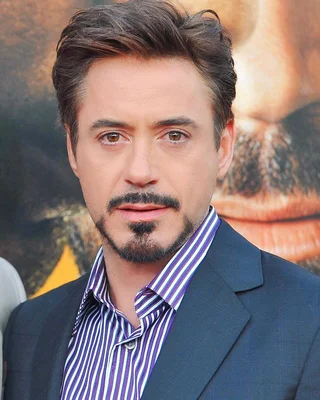 Portrait de Robert Downey Jr. en blazer clair.