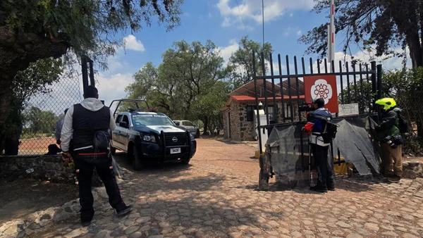 Présence sécuritaire et véhicule près de l'entrée du site de Teotihuacán après une fusillade.