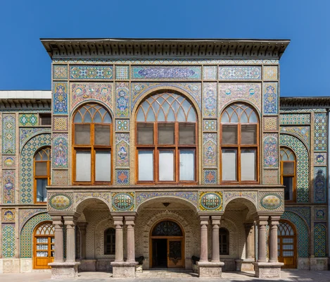 Façade ornementale du palais du Golestan à Téhéran avec ses arcs et ses détails architecturaux complexes.
