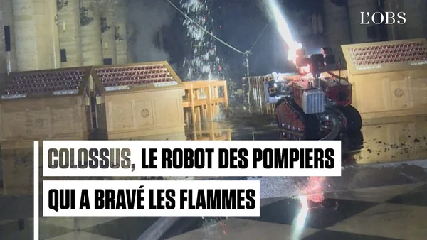 Colossus au travail dans un intérieur enfumé, avec un filigrane L'OBS.