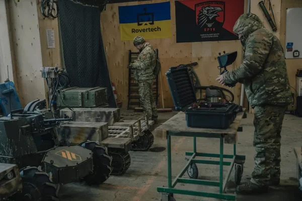 Soldats ukrainiens préparant des robots de combat pour les opérations sur le terrain.