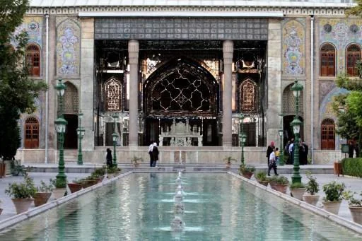 L'architecture majestueuse du palais se reflétant dans le grand bassin d'eau du parc.