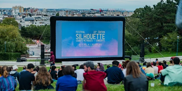 Affiche de 'Perfect Days' montrant une scène d'intérieur nocturne.