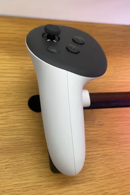 Contrôleur gauche du Meta Quest 3 exposé en magasin.