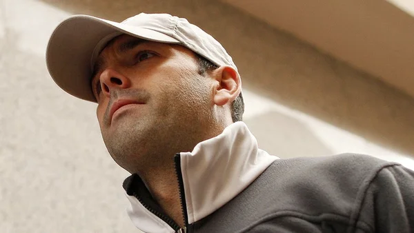 Daniel Kinahan portant une casquette de baseball et une veste grise.