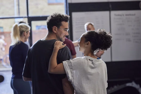 Ruth Negga et Dan Levy discutant ensemble à l'intérieur.