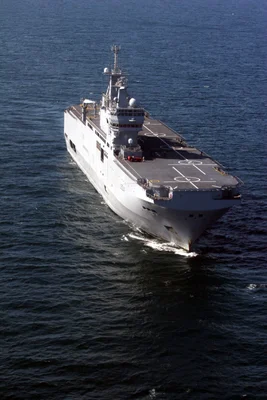 Le Bâtiment de Commandement et de Projection Tonnerre naviguant au large de la Caroline du Nord lors d'un exercice d'entraînement.