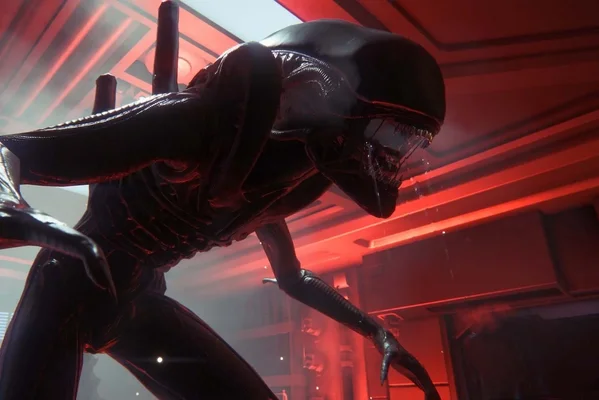 Un Xénomorphe en posture d'attaque dans l'obscurité d'Alien: Isolation.
