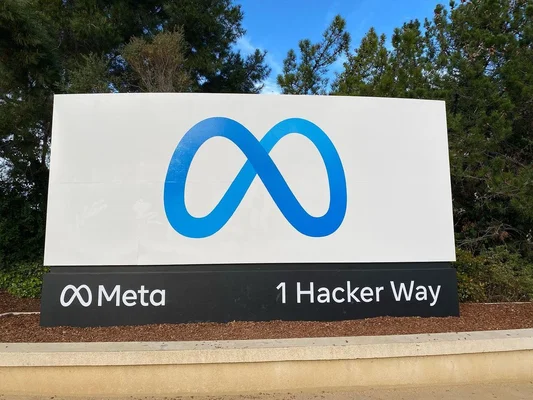Le logo et l'enseigne de Meta au 1 Hacker Way.