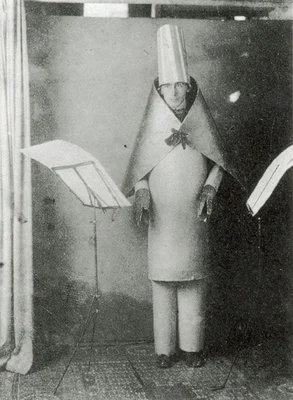 Hugo Ball portant son célèbre costume en carton lors d'une performance au Cabaret Voltaire.