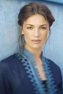 Portrait de Nadia Farès portant une tenue bleu foncé.