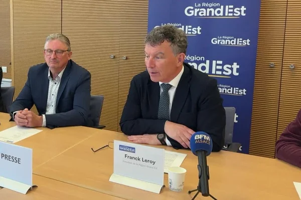 Le président de région Franck Leroy s'exprimant lors d'une conférence de presse de La Région Grand Est.