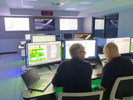 Le personnel d'exploitation à New Norcia durant le compte à rebours du vol inaugural VA262 d'Ariane 6.