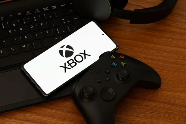 Écosystème de gaming Xbox avec smartphone et manette.