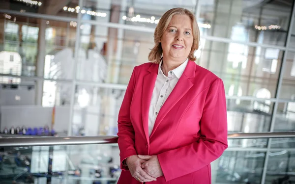 Bärbel Bas dans un cadre institutionnel moderne.