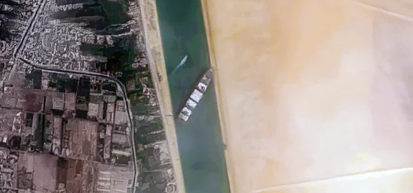 Vue satellite d'un navire bloqué dans le canal de Suez lors de l'obstruction de 2021.