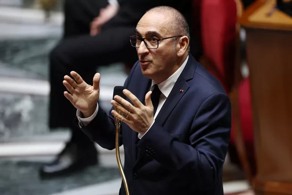 Laurent Nuñez s'adressant aux médias en intérieur.