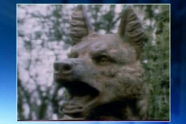 Représentation sculpturale de la Bête des Vosges dans la nature.