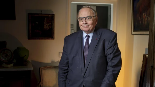 Jean-Louis Bourlanges debout dans un cadre intérieur élégant.