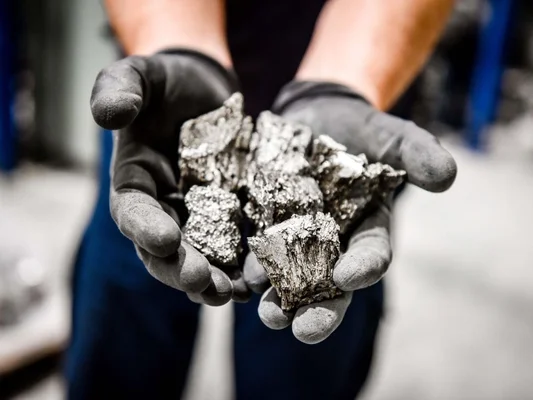 Un circuit électronique technique indiquant le statut 'SYSTEM STATUS REACTOR RM-01 ACTIVE' pour Radify Metals.