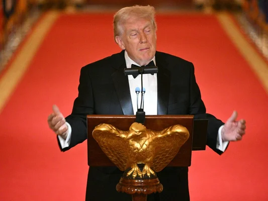 Donald Trump s'adressant à l'assemblée lors du traditionnel dîner des correspondants de la Maison-Blanche.