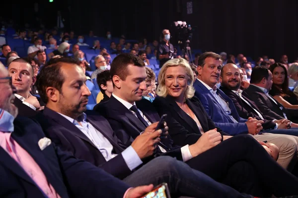 Louis Aliot et Jordan Bardella entourés de membres du Rassemblement national lors d'un rassemblement du parti.
