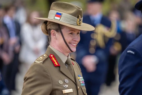 Susan Coyle en uniforme militaire, sourante entourée de dignitaires, lors de sa nomination historique.