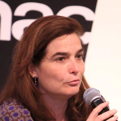 Héloïse d'Ormesson s'exprimant au micro lors d'une conférence ou d'un événement public.