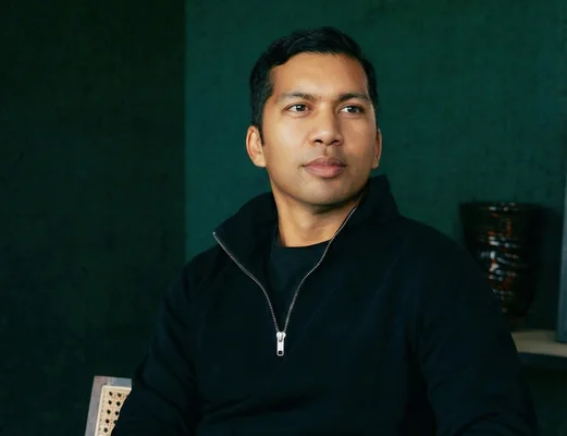 Peter Thiel en gros plan sur fond floral noir et blanc.