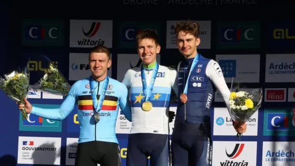 Paul Seixas, troisième au championnat d'Europe, sur le podium avec sa médaille de bronze et son bouquet.