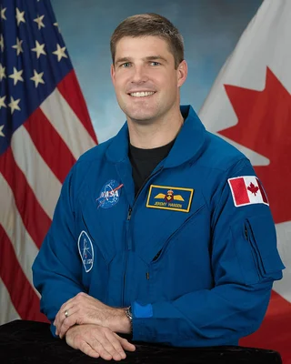 L'équipage Artemis II, dont Jeremy Hansen, en combinaisons spatiales lors de leur portrait officiel.