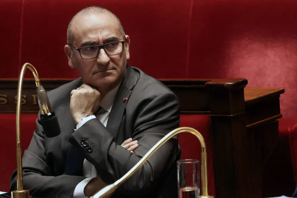 Laurent Nuñez assis dans un salon officiel.