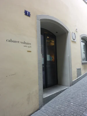Couverture de la bande dessinée 'Le Cabaret Voltaire' illustrant des personnages costumés.