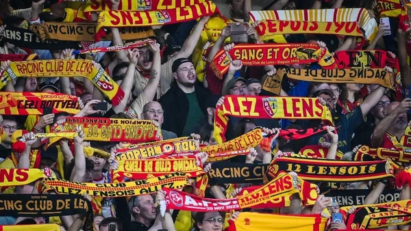 Ambiance passionnée des supporters du RC Lens en stade.