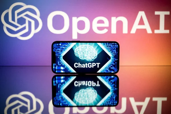 Un smartphone affichant le logo ChatGPT devant un fond au logo OpenAI, illustrant la croissance financière de l'entreprise.