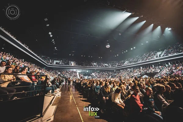 Foule nombreuse rassemblée pour le concert de M. Pokora à Reims.