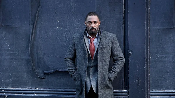 L'inspecteur Luther, interprété par Idris Elba, dans une pose iconique pour Netflix.