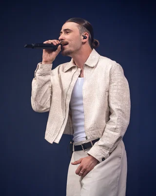 Le chanteur Pierre Garnier en pleine performance scénique.