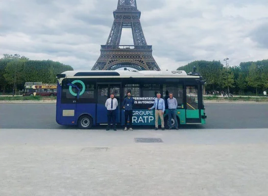 Le bus autonome Karsan approuvé pour Paris avec la Tour Eiffel en arrière-plan.