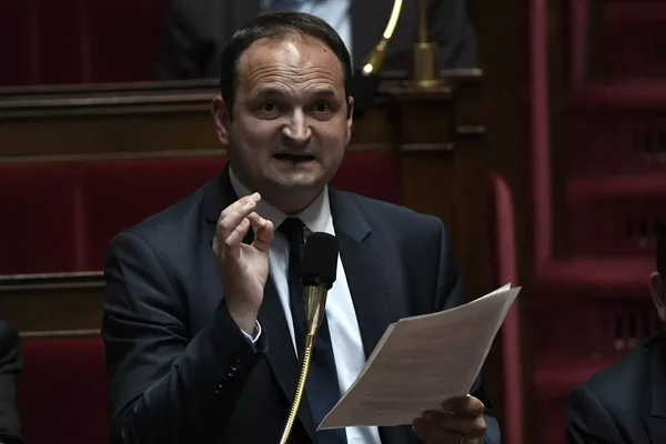 Le maire socialiste de Saint-Étienne s'adressant à l'assemblée lors d'une séance officielle.