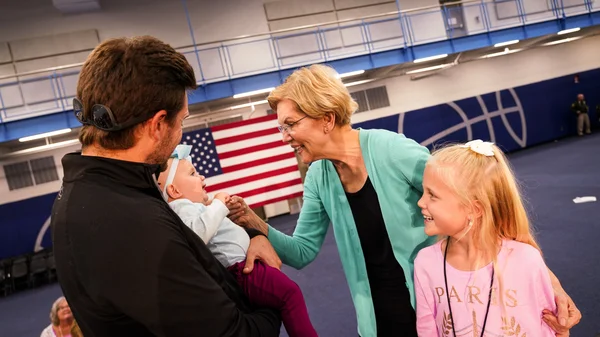 La sénatrice Elizabeth Warren s'adressant à la presse ou à un auditoire.