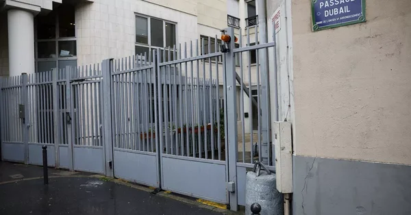 L'entrée du Passage Dubail avec une grille métallique