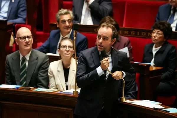 Sébastien Lecornu s'exprimant dans l'hémicycle de l'Assemblée nationale.