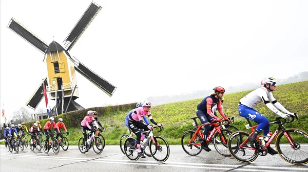 Le peloton traversant les paysages typiques et les moulins à vent lors de l'Amstel Gold Race.