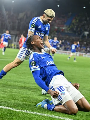 Joueurs du RC Strasbourg célébrant leur qualification pour une demi-finale européenne.