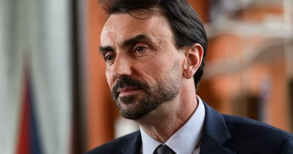 Portrait officiel de Grégory Doucet, maire de Lyon.