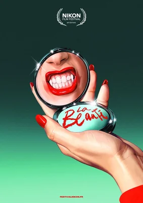 Affiche officielle de la 18e édition du Nikon Film Festival illustrant le thème 'La Beauté' avec un miroir compact.