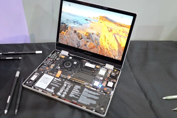 Démonstration de la modularité interne du Framework Laptop 13.