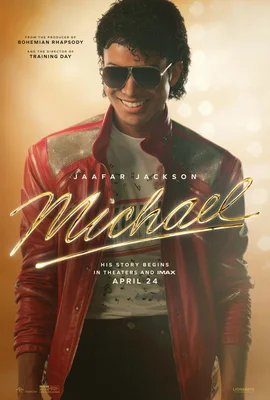 Portrait d'un homme en veste de cuir rouge et lunettes de soleil pour la promotion du film Michael.